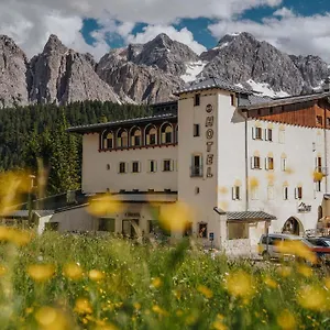 Passo Tre Croci Cortina Отель